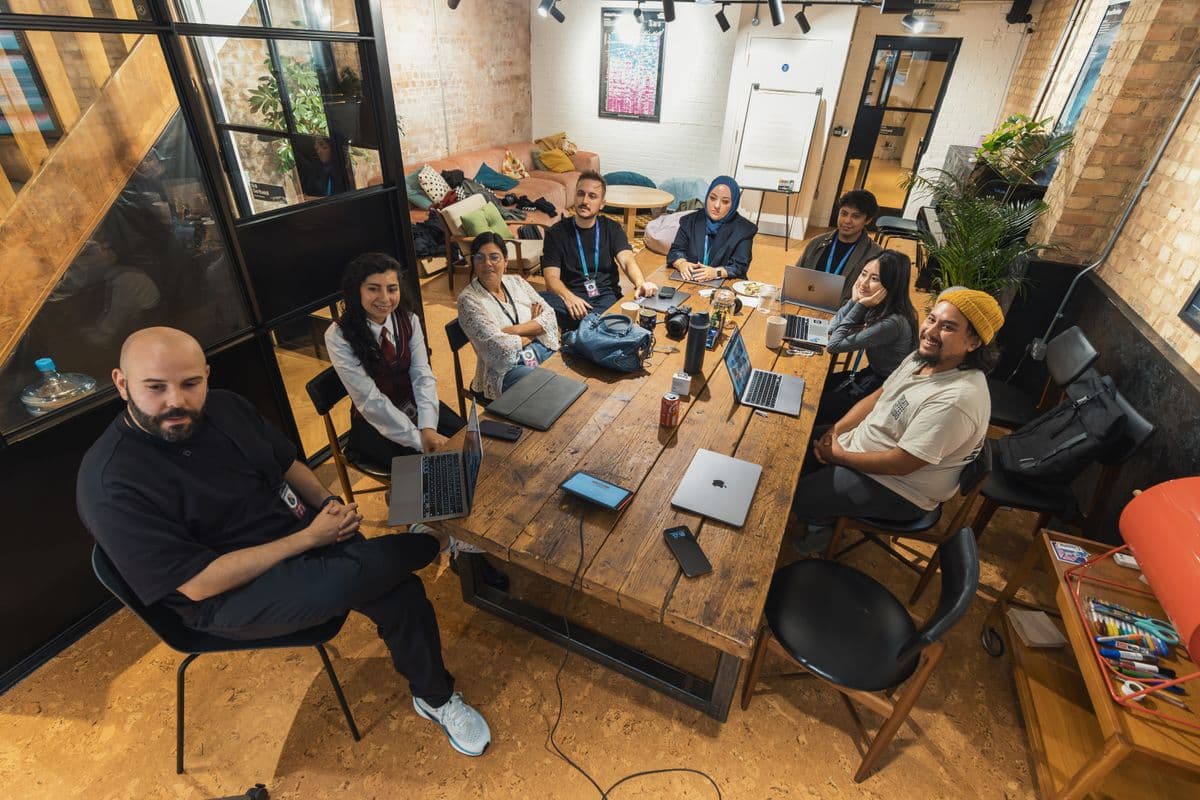 Équipe collaborant autour d'une table de travail
