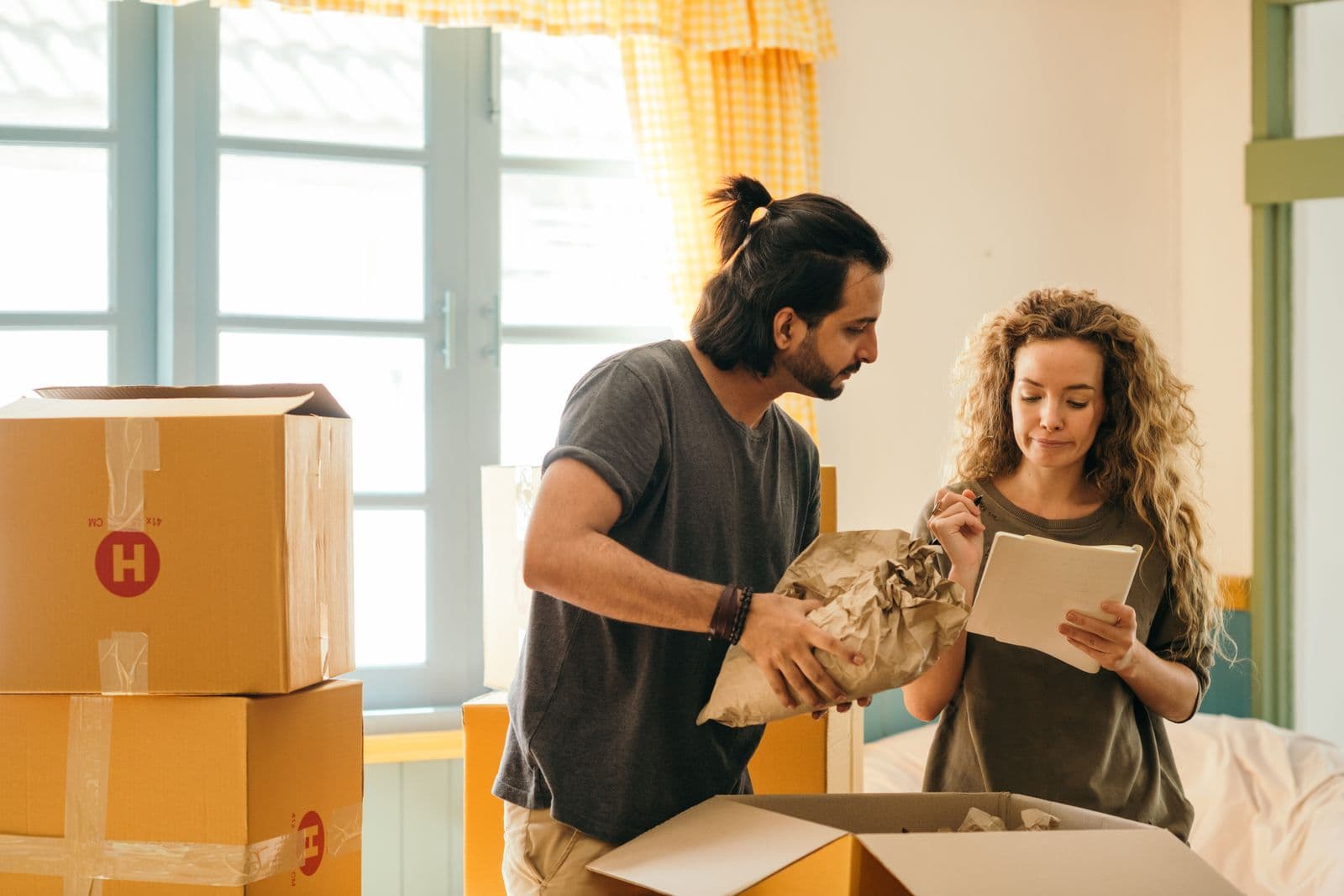 Couple déballant des boîtes dans son nouveau logement