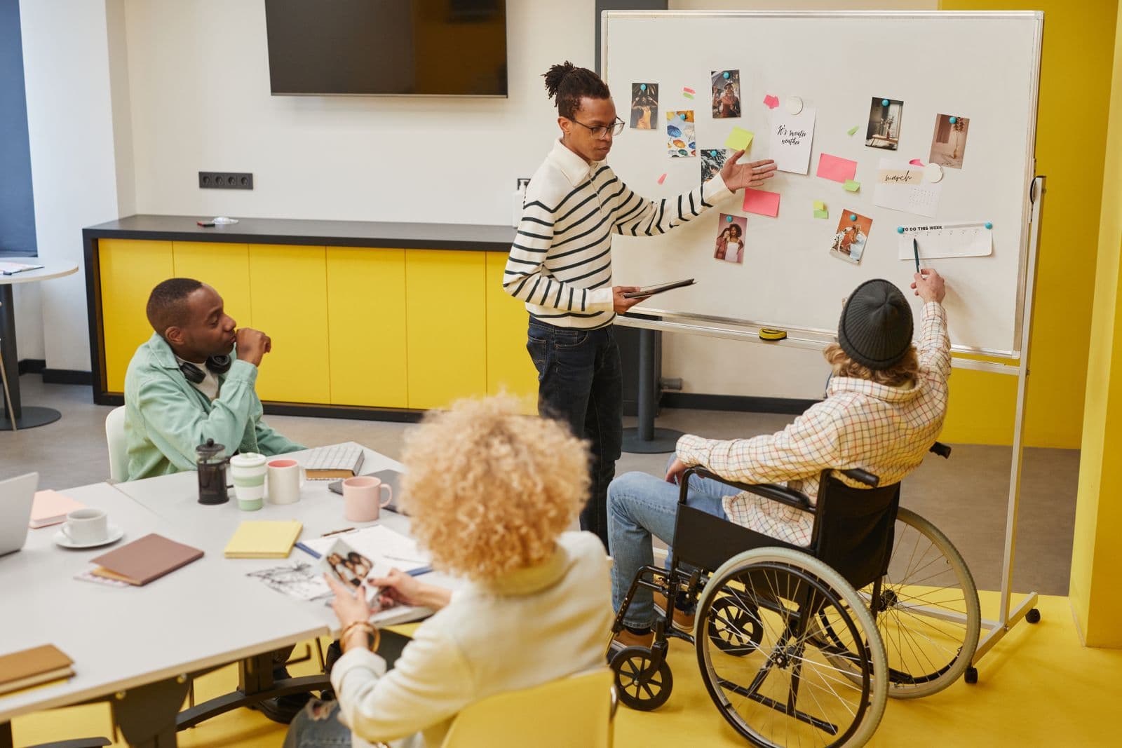 Équipe collaborant autour d'un tableau blanc pendant un atelier